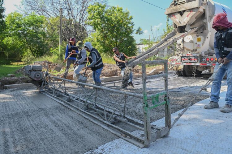 Supervisa Lalo Gattás pavimentación con concreto hidráulico en la colonia Sierra Madre.