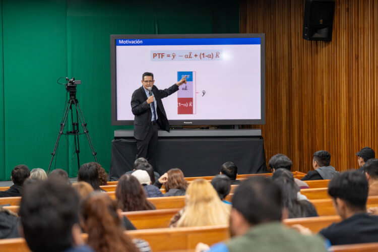 Expertos en economía imparten conferencias en la UAT