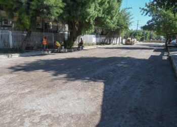 Supervisa alcalde avance de obras de pavimentación asfáltica y concreto en colonias.