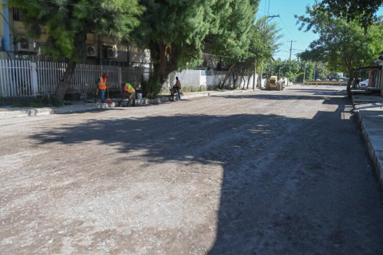 Supervisa alcalde avance de obras de pavimentación asfáltica y concreto en colonias.