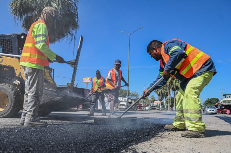 Llega plan emergente de bacheo a la Av. Carlos Adrián Avilés.