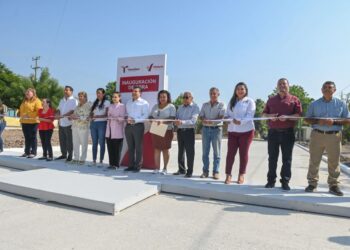 Entrega alcalde calle pavimentada con concreto hidráulico en la Col. Sierra Madre.