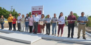 Entrega alcalde calle pavimentada con concreto hidráulico en la Col. Sierra Madre.
