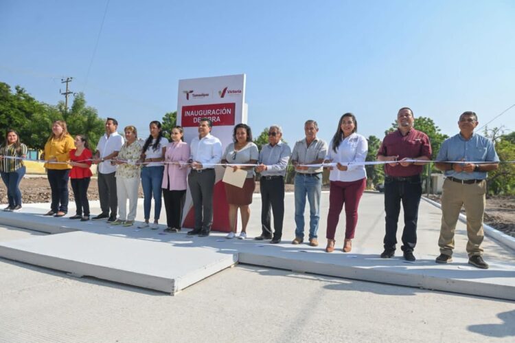 Entrega alcalde calle pavimentada con concreto hidráulico en la Col. Sierra Madre.