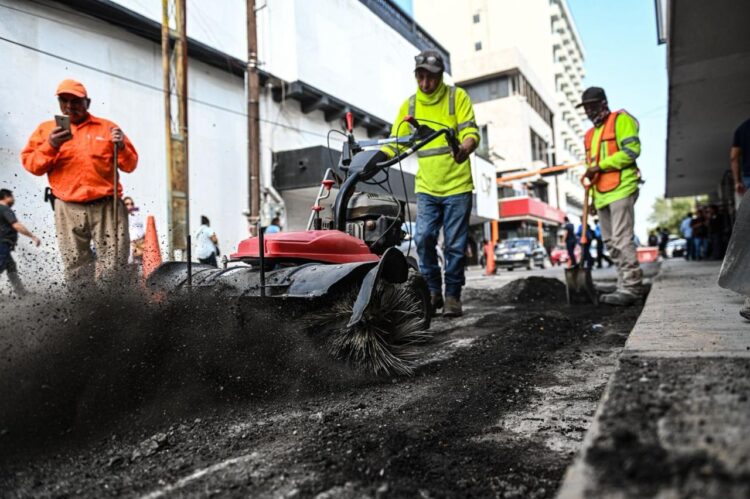 Intensifican bacheo en zona centro de Victoria.
