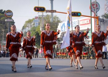 Desfilan miles de jóvenes en el 115 aniversario de la Revolución Mexicana