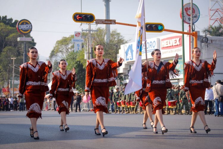 Desfilan miles de jóvenes en el 115 aniversario de la Revolución Mexicana