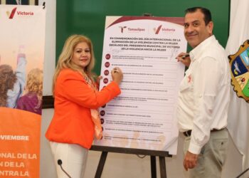 Firma Victoria decálogo contra la violencia hacia las mujeres.