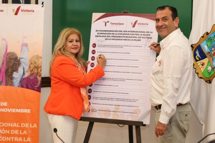 Firma Victoria decálogo contra la violencia hacia las mujeres.