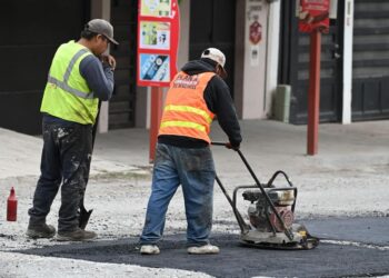 Supervisa alcalde Lalo Gattás trabajo de bacheo en la Miguel Alemán.