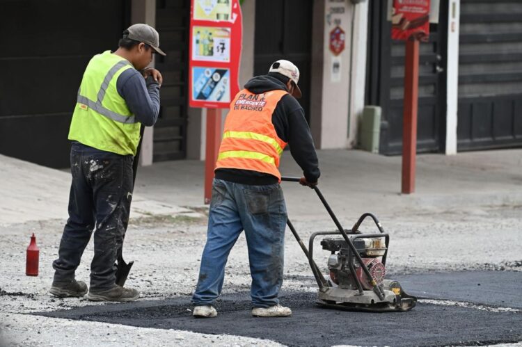 Supervisa alcalde Lalo Gattás trabajo de bacheo en la Miguel Alemán.