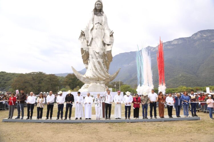 Entregan Américo y María escultura monumental de la Virgen de la Misericordia en El Chorrito