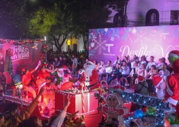 Con desfile navideño, disfrutan familias victorenses en el 17 Te Quiero Más.