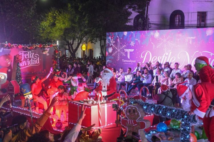 Con desfile navideño, disfrutan familias victorenses en el 17 Te Quiero Más.