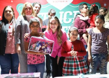 Posada navideña lleva alegría a más de 460 niñas y niños de la colonia Esfuerzo Popular.