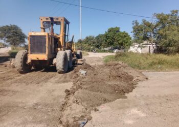 Mejora Municipio movilidad en calles de colonias y caminos ejidales.