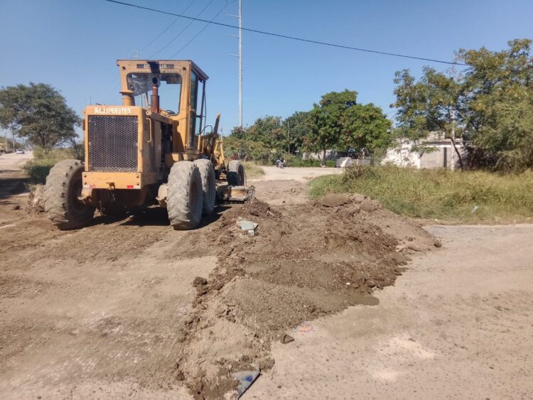 Mejora Municipio movilidad en calles de colonias y caminos ejidales.