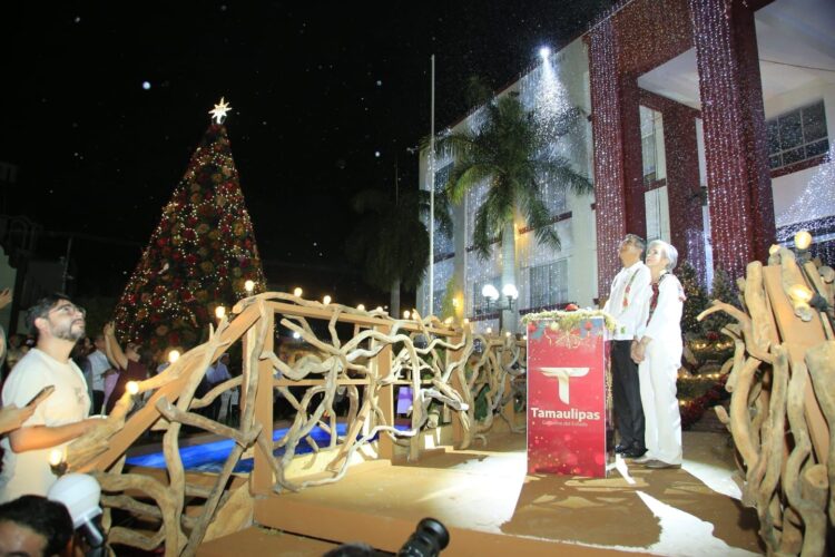 Encabezan Américo y María desfile navideño y el tradicional encendido del pino
