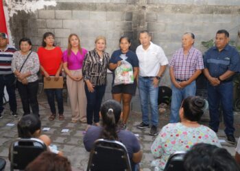 Lleva Municipio apoyo alimentario a vecinos de la colonia Enfermeras.