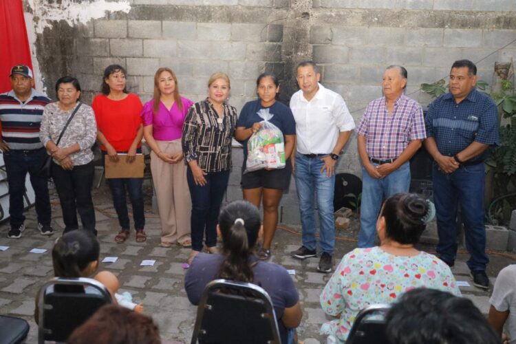 Lleva Municipio apoyo alimentario a vecinos de la colonia Enfermeras.
