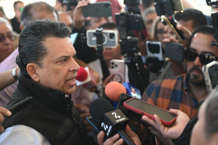 Felicita Lalo Gattás a periodistas en su día