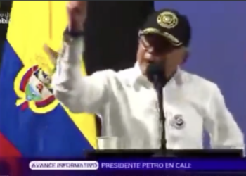 Petro a Trump: “Si me quiere poner la pijama naranja inténtelo, pero el pueblo colombiano no se le arrodilla”.