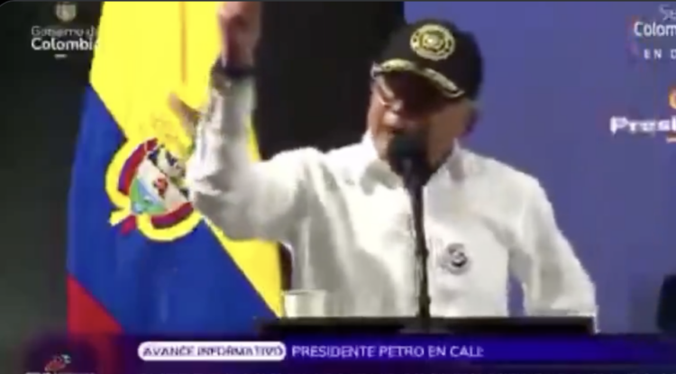 Petro a Trump: “Si me quiere poner la pijama naranja inténtelo, pero el pueblo colombiano no se le arrodilla”.