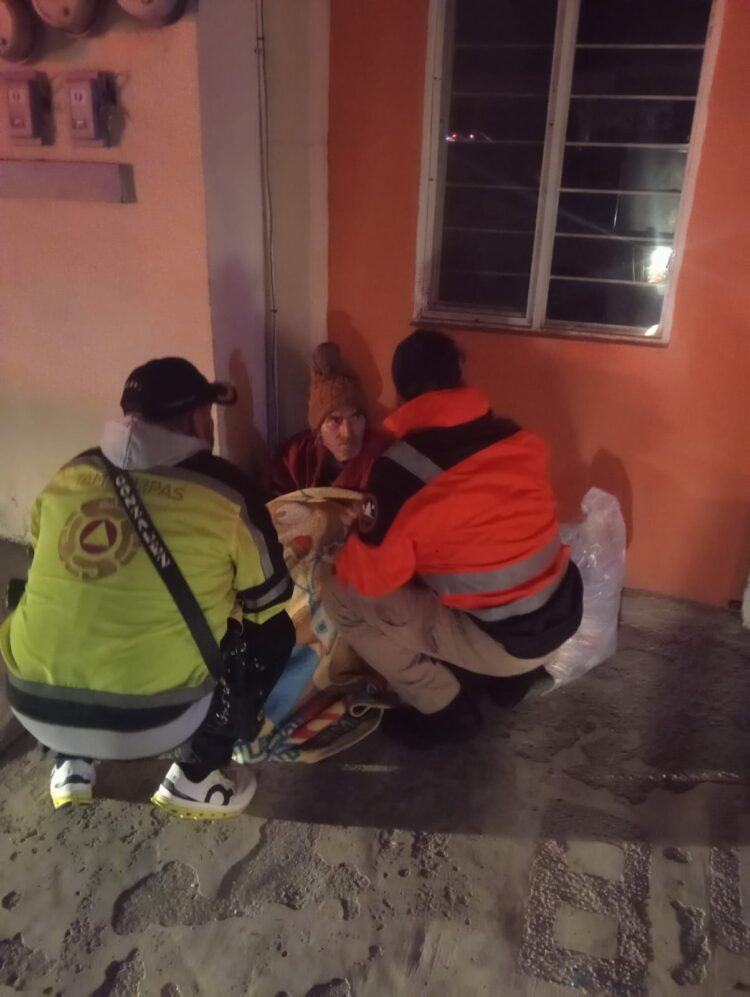 Asiste PC de Victoria a 17 personas por frío extremo