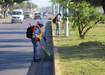 Supervisa Lalo Gattás cuidado de entorno urbano de la Capital.