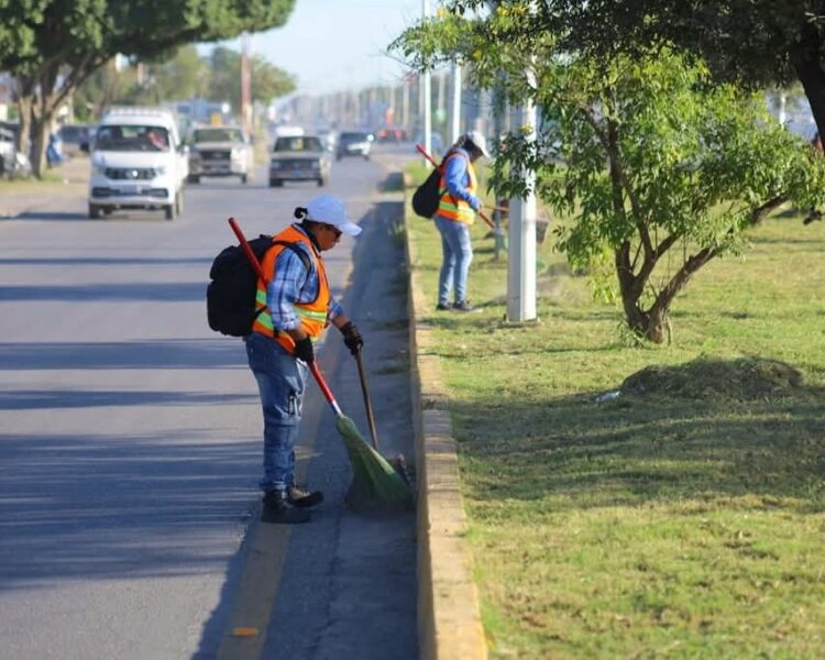 Supervisa Lalo Gattás cuidado de entorno urbano de la Capital.
