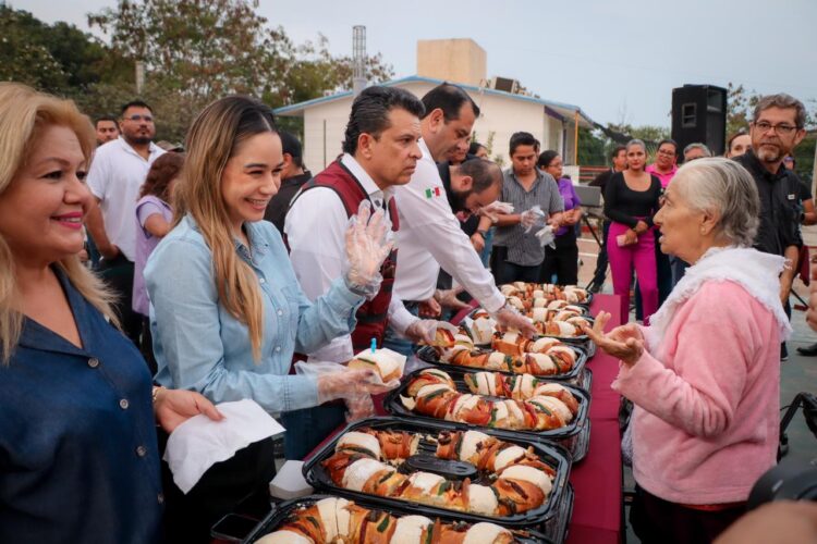 DIF Victoria y gobierno municipal celebran el Día de Reyes con familias de la colonia Altas Cumbres.