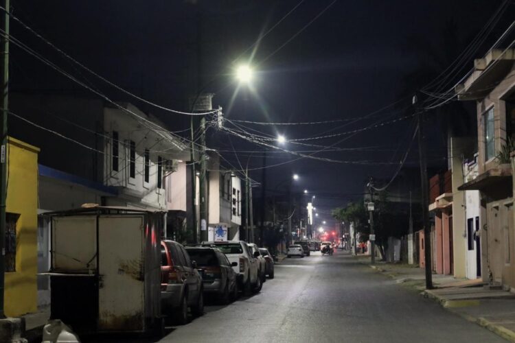 Con la instalación de 36 luminarias LED, refuerza Municipio seguridad en zona centro de Victoria.