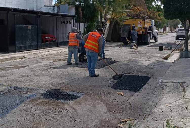 Rehabilita Municipio 960 m2 más de asfalto dañado.