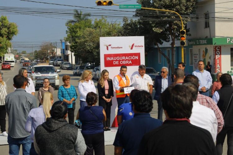 Rehabilitan pavimentación de la calle 27 Lauro Rendón.