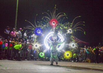 Desfile del carnaval en el sur con más de 60 participantes