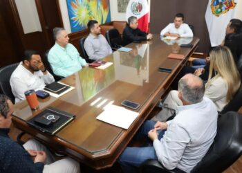 Pide alcalde a COMAPA avanzar en reparación de fugas y obras.