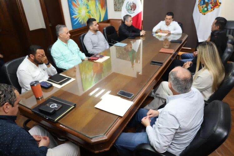 Pide alcalde a COMAPA avanzar en reparación de fugas y obras.