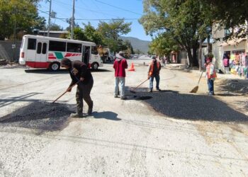Sigue obras públicas cumpliendo con la rehabilitación de calles.