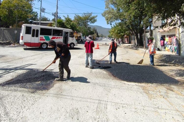 Sigue obras públicas cumpliendo con la rehabilitación de calles.