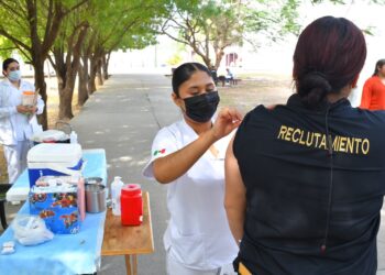 Realizan SSPT e ISSSTE campaña de vacunación contra el sarampión
