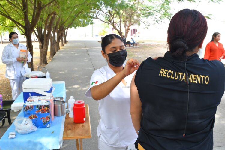 Realizan SSPT e ISSSTE campaña de vacunación contra el sarampión