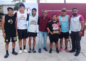 Reciben trofeos campeones de la Liga Municipal de Tochito Victoria.