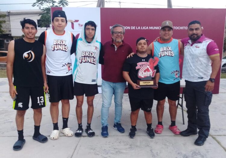 Reciben trofeos campeones de la Liga Municipal de Tochito Victoria.