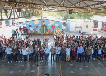 Cumple Lalo Gattás a alumnos y maestros de la primaria José Martínez y Martínez