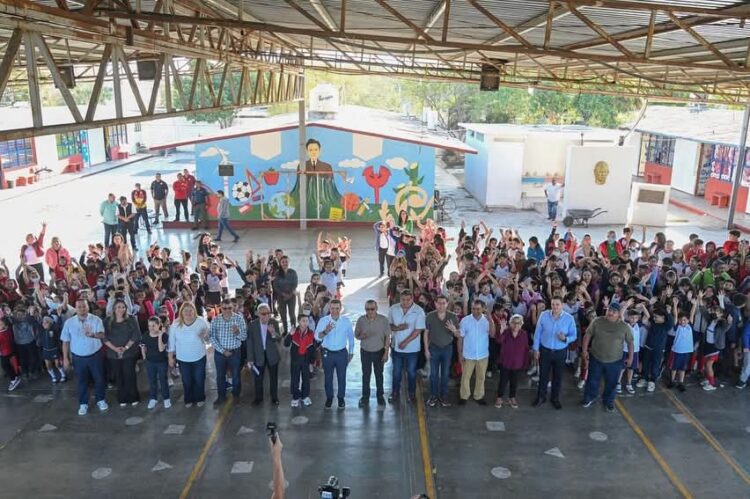 Cumple Lalo Gattás a alumnos y maestros de la primaria José Martínez y Martínez