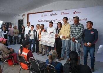 Inaugura alcalde punto de venta de leche para el bienestar.