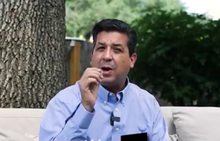 No es “gringo”… Van por él