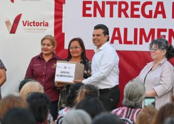 Encabeza Lalo Gattás entrega de apoyos alimentarios en Victoria.