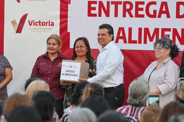 Encabeza Lalo Gattás entrega de apoyos alimentarios en Victoria.