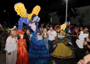 Gran participación de familias en el festival de Carnaval 2026.